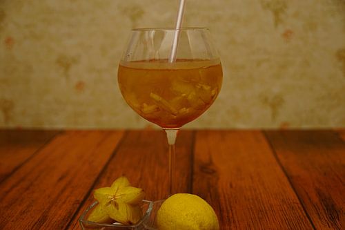 Tropische punch met sterfruit en citroen.