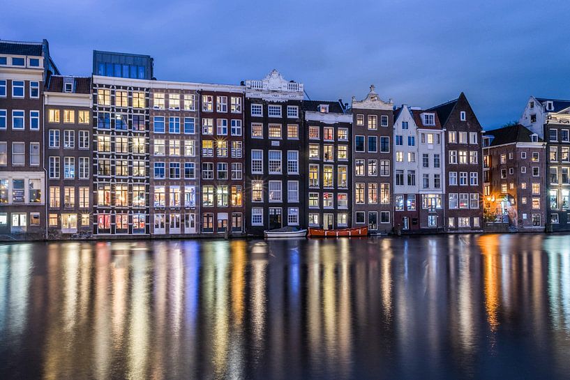 Damrak Amsterdam in der blauen Stunde von Ageeth Groen