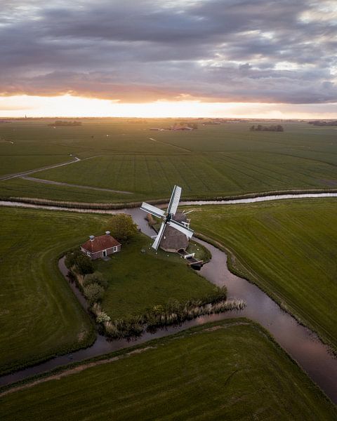 Molen in het Friese landschap van Ewold Kooistra