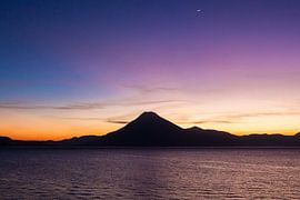 Volcano during sunset at lake Atitlan in Guatemala sur Michiel Ton
