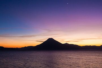 Vulkaan tijdens zonsondergang bij lake Atitlan in Guatemala van Michiel Ton
