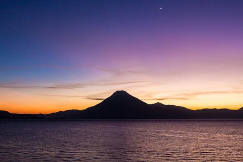 Vulkaan tijdens zonsondergang bij lake Atitlan in Guatemala