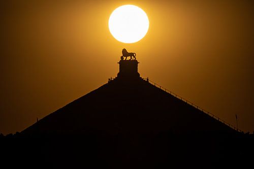 zonsondergang boven de Leeuw van Waterloo