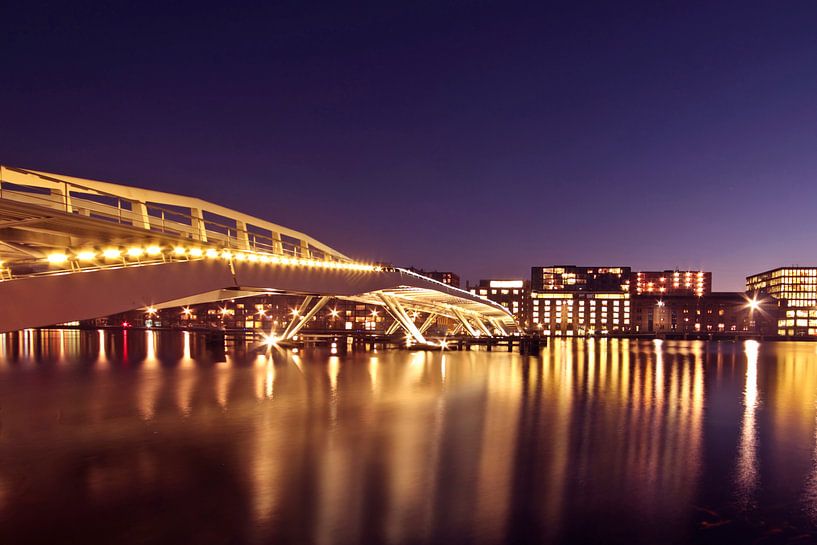 Jan-Schaefer-Brücke in Amsterdam bei Nacht von Eye on You
