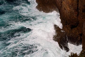 Waves against the cliffs of Sagres by Femke Ketelaar