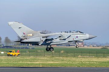 Landende Panavia Tornado van de Royal Air Force.