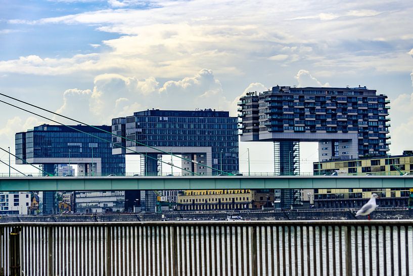 Maisons grue dans le port de Cologne par Tom Voelz