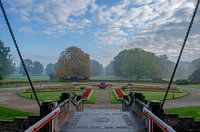 Blick auf die Gärten von Castle de Haar im Morgennebel