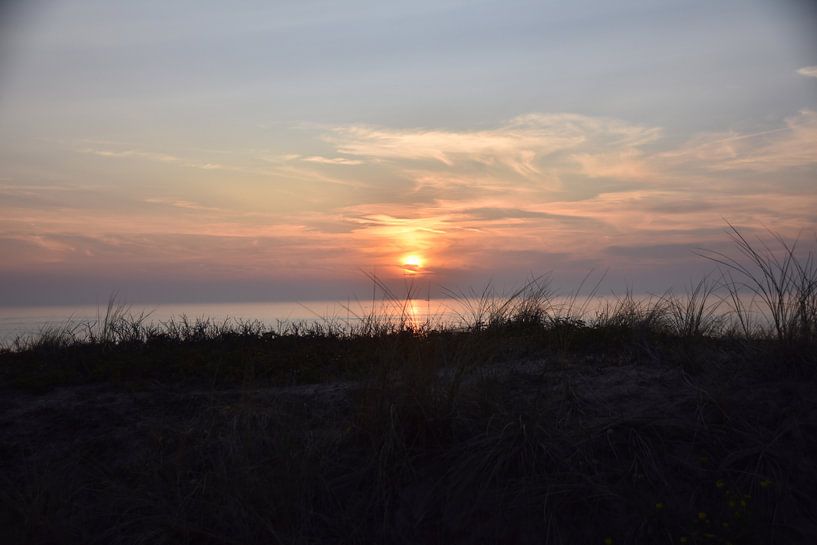Blick über die Dünen bei Sonnenuntergang. von Jurjen Jan Snikkenburg