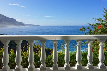 Balcon avec vue sur la mer sur Gisela Scheffbuch