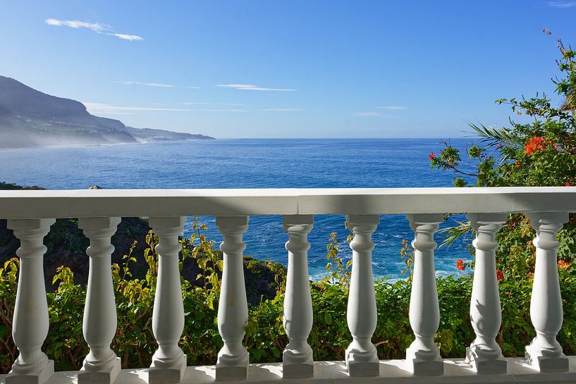 Balkon met uitzicht op zee van Gisela Scheffbuch