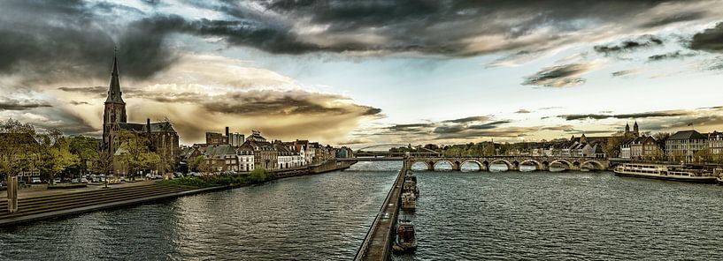 Maastricht - Mestreech mit bedrohlichen Wolken, bearbeitet II von Teun Ruijters