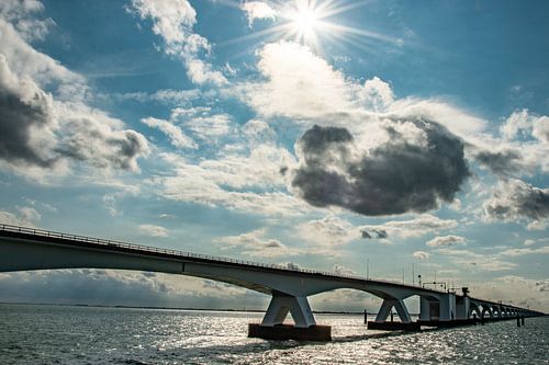 Zeelandbrug in tegen licht