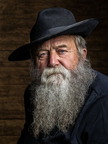 Portret - Oude man met baard en hoed van Jörg B. Schubert