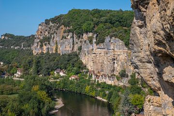 the beautifull cliffs at the dordogne with the village of La Roque Gageac