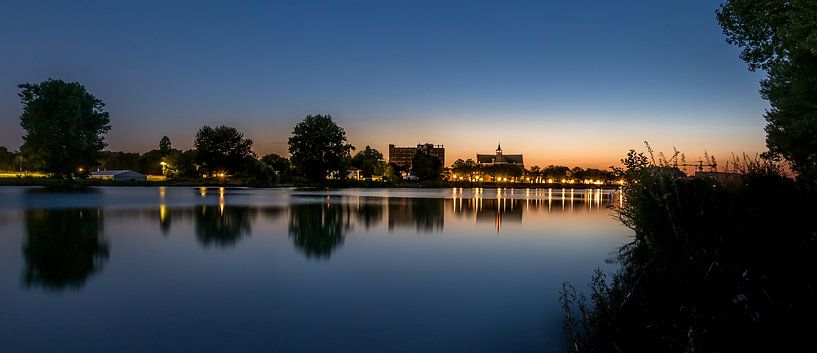 Grave @ night by Henk Verheyen