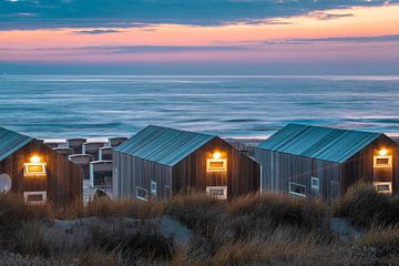 Strandhäuser mit Lichtern nach Sonnenuntergang in Katwijk von Yanuschka Fotografie | Noordwijk