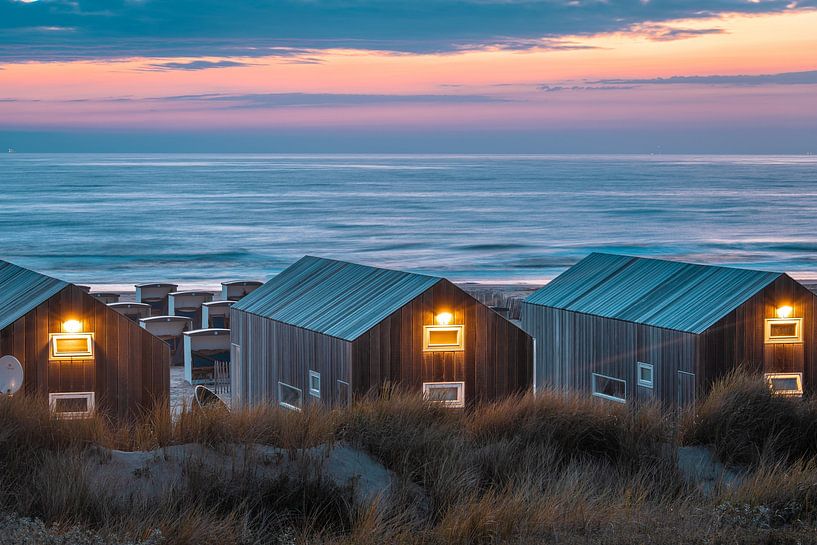 Strandhäuser mit Lichtern nach Sonnenuntergang in Katwijk von Yanuschka | Fotografie Noordwijk