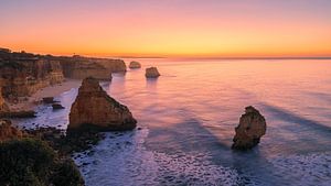 Sonnenaufgang am Praia da Marinha an der Algarve, Portugal