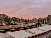 Schepen op de Amstel met roze wolken par Anneriek de Jong Aperçu