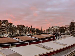 Schepen op de Amstel met roze wolken von Anneriek de Jong