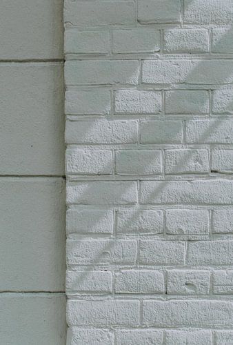 Weiße Wand, Licht- und Schattenspiel | minimalistisch und einfach | achtsame Fotografie