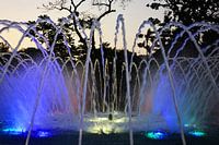 Water fontein met blauwe fontein lichten