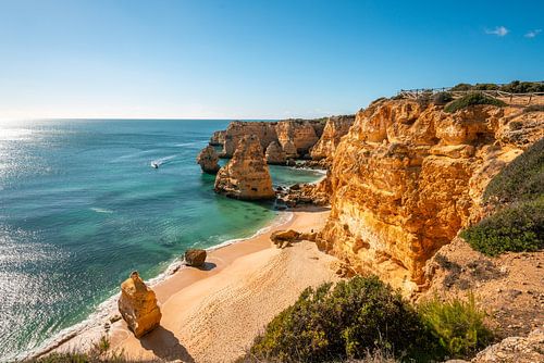 Prachtig strand Praia da Marinha in de Algarve Portugal