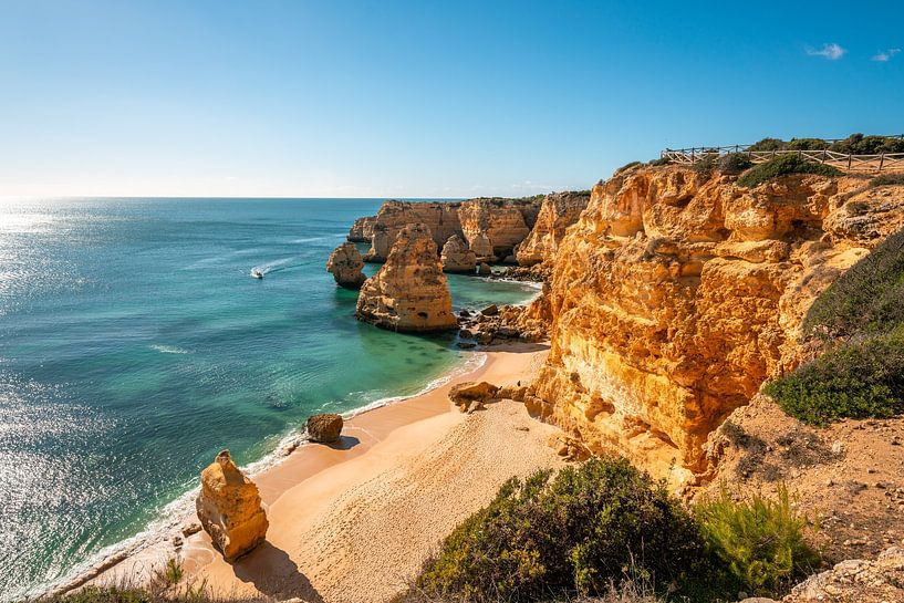magnifique plage Praia da Marinha dans l'Algarve portugais par Leo Schindzielorz