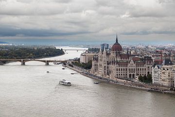 Uitzicht op de Donau: Parlementsgebouw en Margaret Bridge van Nynke Altenburg