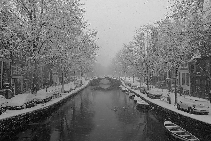 Sneeuw in Amsterdamse grachten. van Frank de Ridder