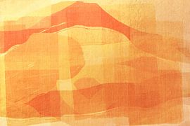 Berg in gouden licht. Abstract landschap in warme pastels van Dina Dankers