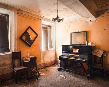 Prachtige Piano in Verlaten Villa. van Roman Robroek - Foto's van Verlaten Gebouwen