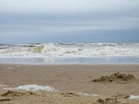 Vagues sur la plage à Zandvoort
