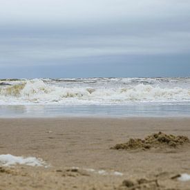 Wellen am Strand von Zandvoort: Wellen am Strand von Zandvoort von Moniek van Rijbroek