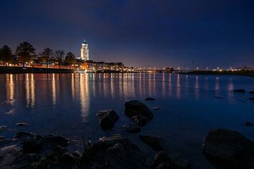 Nachtaufnahme mit der beleuchteten Stadt Deventer entlang der IJssel