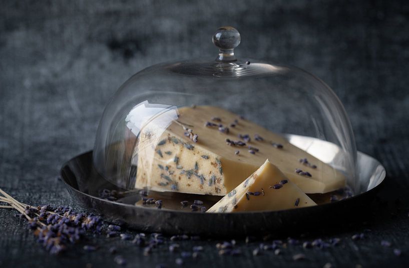Du fromage sous une cloche à fromage par Ulrike Leone