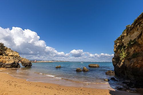 Zonsondergang bij Praia da Caldeira. Gele kliffen in een baai met zandstrand bij Lagos, Portugal
