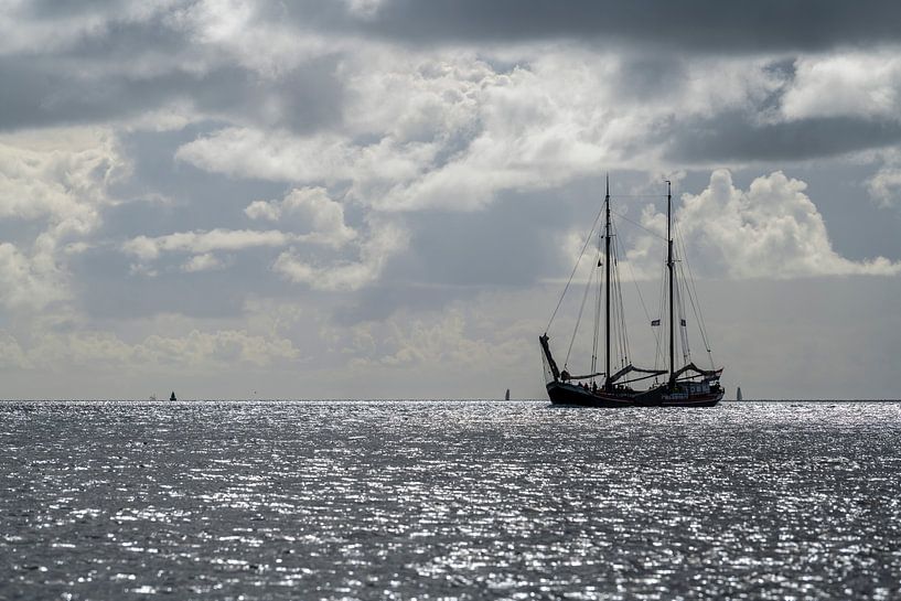 Segelboot gegen die grelle Sonne im Wattenmeer bei der Insel Terschelling von Tonko Oosterink