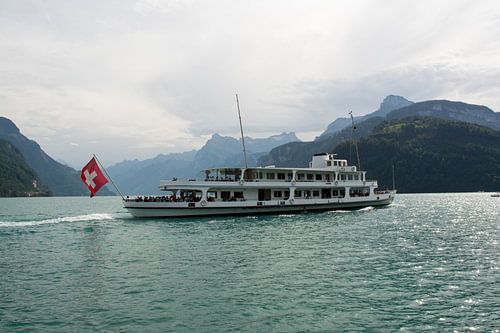 La sérénité suisse au bord du lac des Quatre-Cantons sur Fabian Kleiser