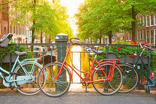Fietsen op een brug in de Jordaan in Amsterdam Nederland bij zonsondergang
