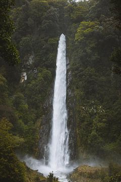 Hurry Pass: Road through Wild New Zealand by Ken Tempelers