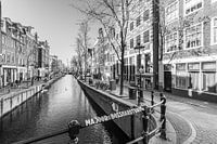 Oudezijds Achterburgwal op De Wallen in Amsterdam