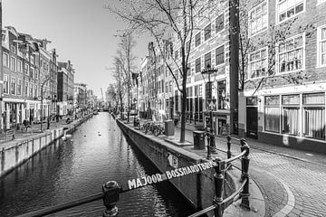 Oudezijds Achterburgwal op De Wallen in Amsterdam van Sjoerd van der Wal Fotografie