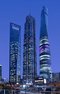 Hoogste wolkenkrabbers van Shanghai bij het financiële district Pudong van Tony Vingerhoets