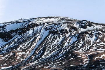 Ruwe Pracht Besneeuwde Vulkanische Berg van Femke Ketelaar