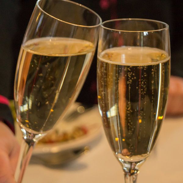 Toastende champagne glazen van Andrea Ooms