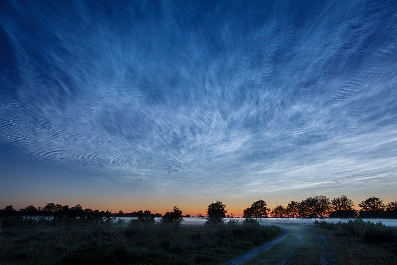 Lichtende nachtwolken boven de heide van Karla Leeftink