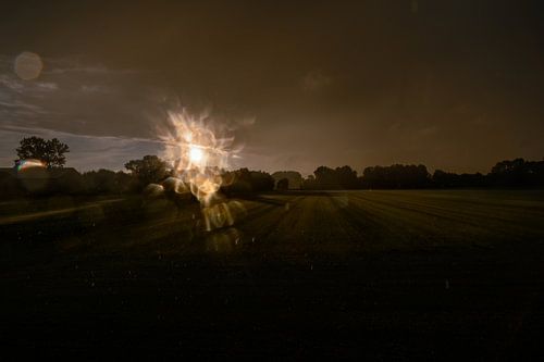 Akker bij zonsondergang en regen