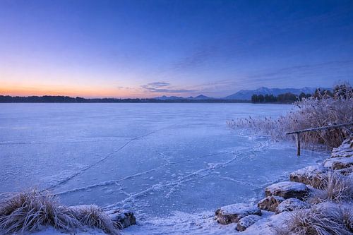 Gefrorener See in der blauen Stunde im Alpenvorland von Christina Bauer Photos
